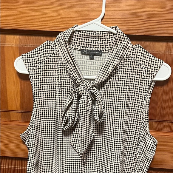 Adrianna Papell Black and White Houndstooth Sleeveless Blouse - Picture 3 of 7